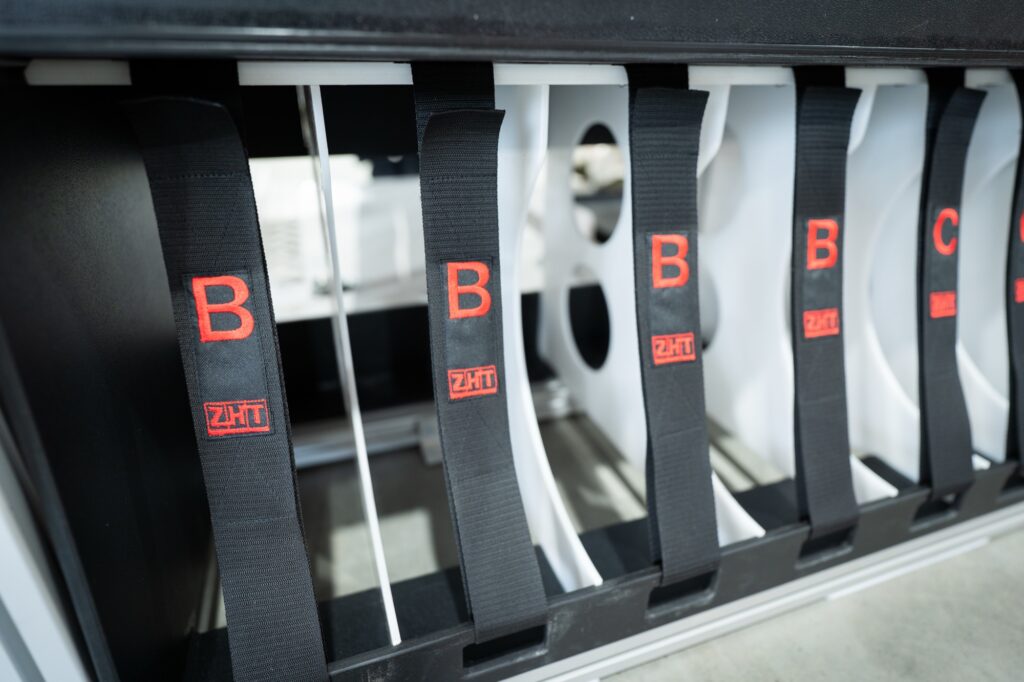 Detail organizace výbavy — označené přihrádky