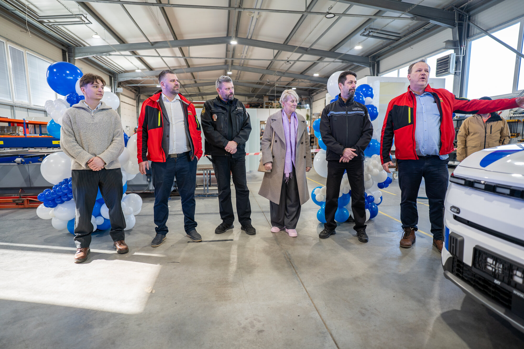 Tým ZHT Group s partnery a zákazníky ve výrobní hale